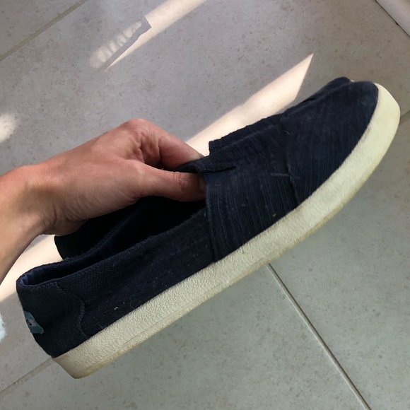 ***SOLD*** EUC Toms Slip On Navy Fabric Shoes - Picture 2 of 6